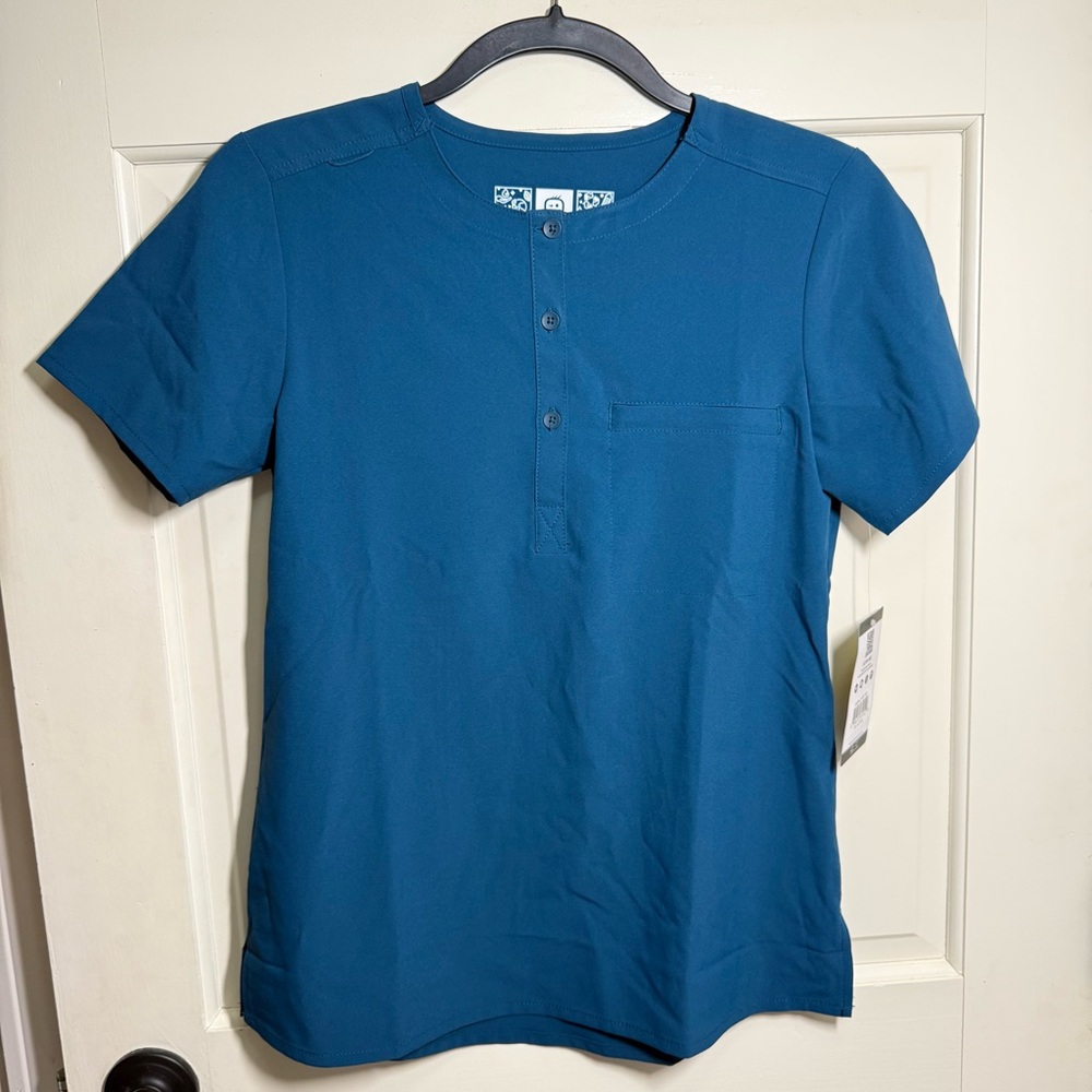 Women’s Caribbean blue scrub top XS